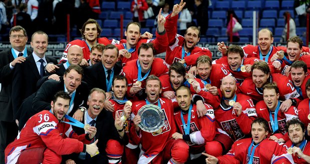 Čeští hokejisté pózují s bronzovými medailemi po vítězství nad Finskem