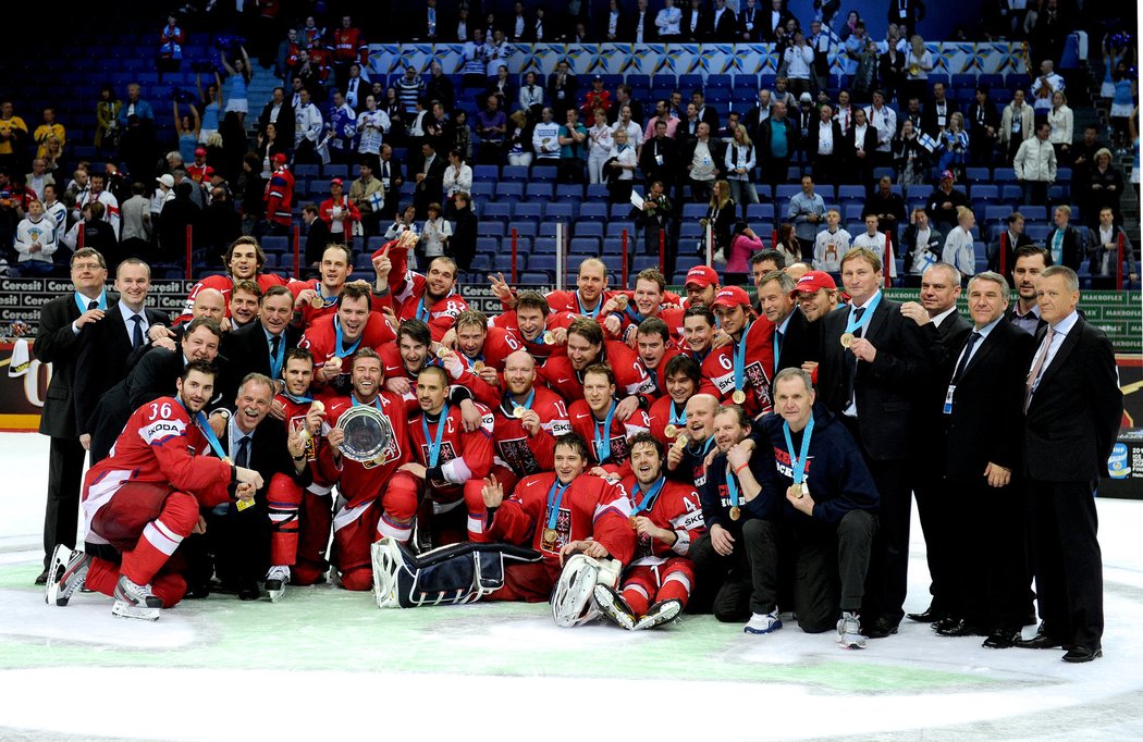Čeští hokejisté po vítězství nad Finskem slaví bronzové medaile