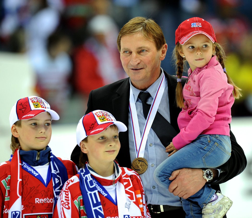 4. SLADKÁ TEČKA. Po závěrečném ceremoniálu se Hadamczik podělil o úspěch s vnoučaty.