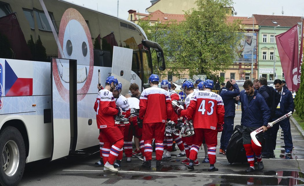 Už z autobusu vyskočili čeští hokejisté připravení.