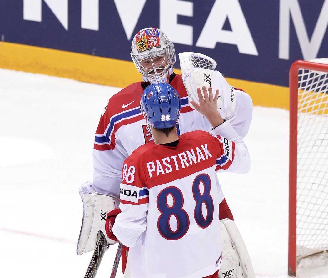 Dominik Furch přijímá gratulace k dalšímu vítězství