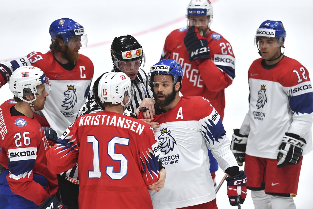 Radko Gudas si cosi vyříkává s Tommy Kristiansenem