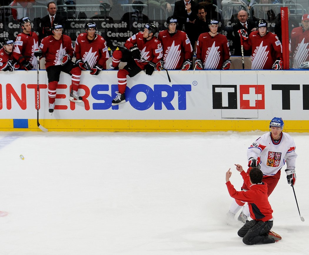 Karel Rachůnek odváží českého fanouška, který při závěrečné potyčce pronikl na hrací plochu