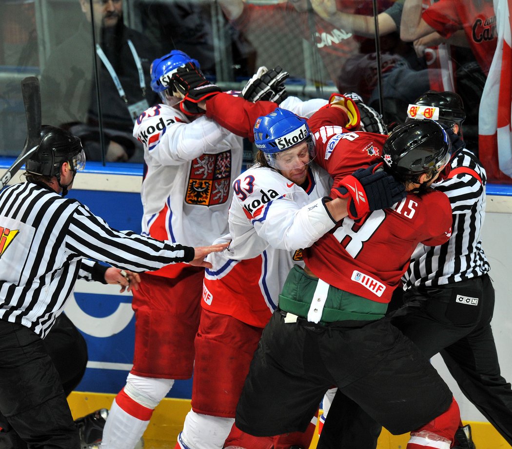 Závěrečná bitka s Kanadou - Jakub Voráček (uprostřed) zápolí s Brentem Burnsem
