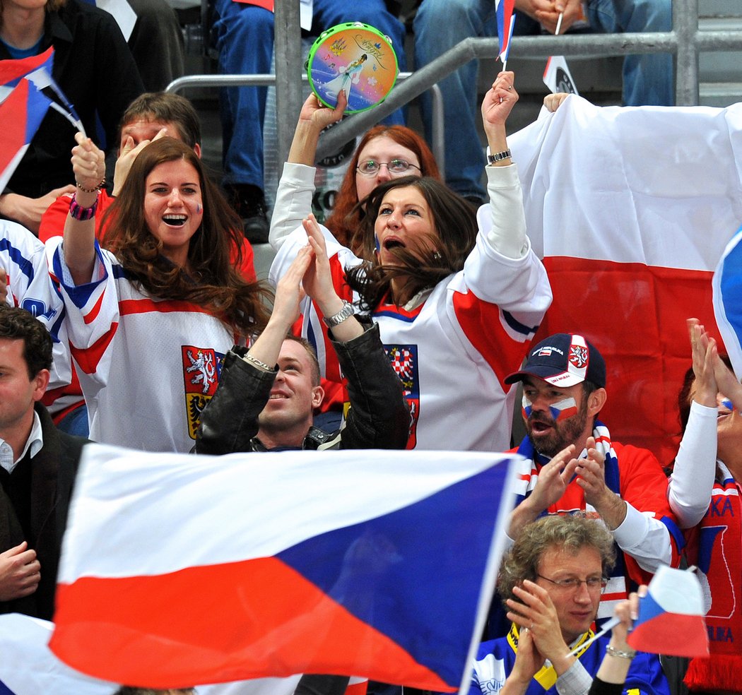 Čeští fanoušci v hledišti při zápase s Kanadou
