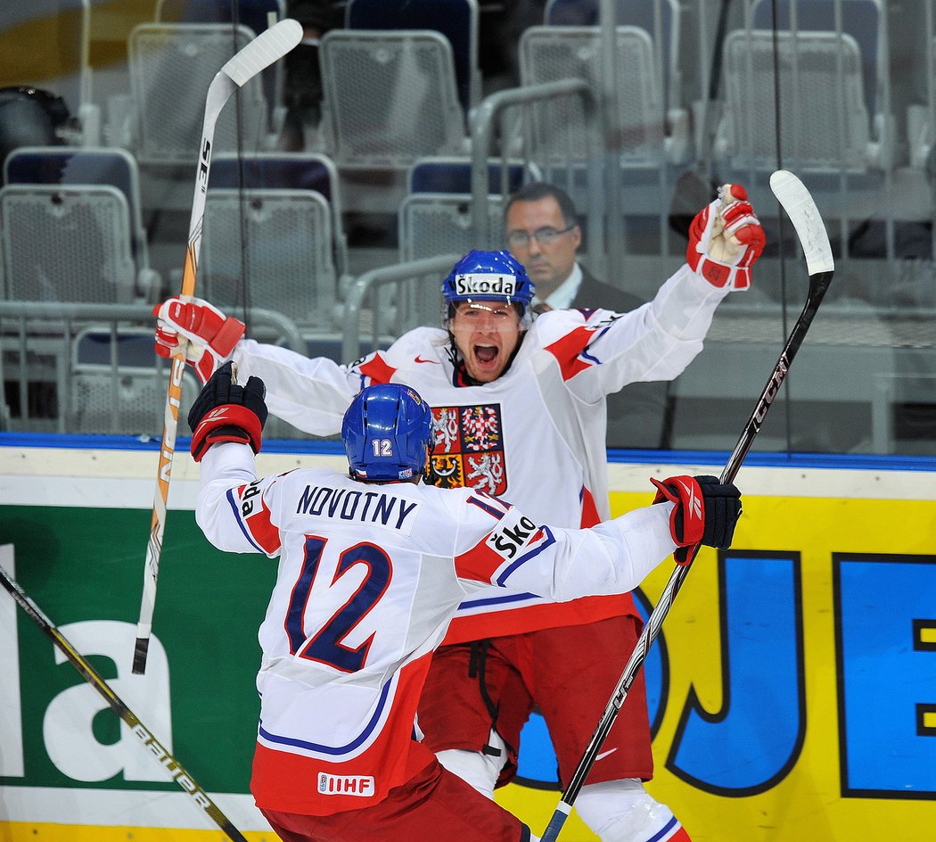 Lukáš Kašpar (vpravo) slaví s Jiřím Novotným svůj vyrovnávací gól do sítě Kanady