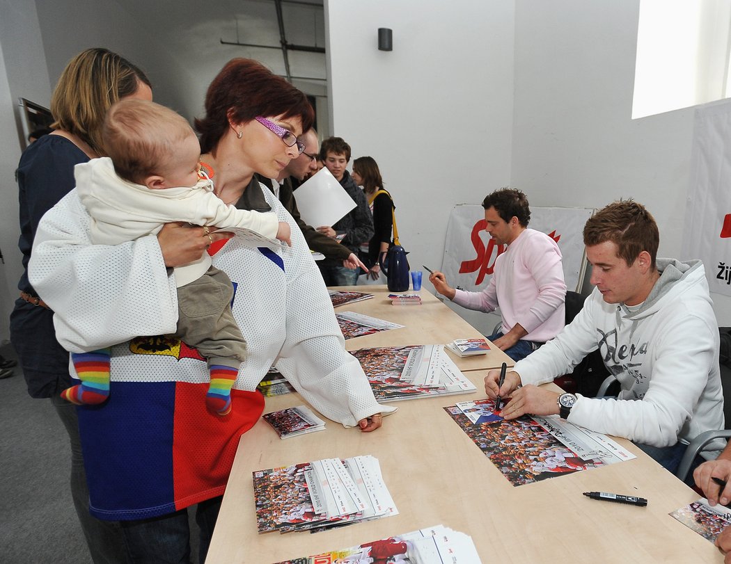 Jakub Klepiš (vlevo) s Romanem Červenkou se podepisují fanouškům