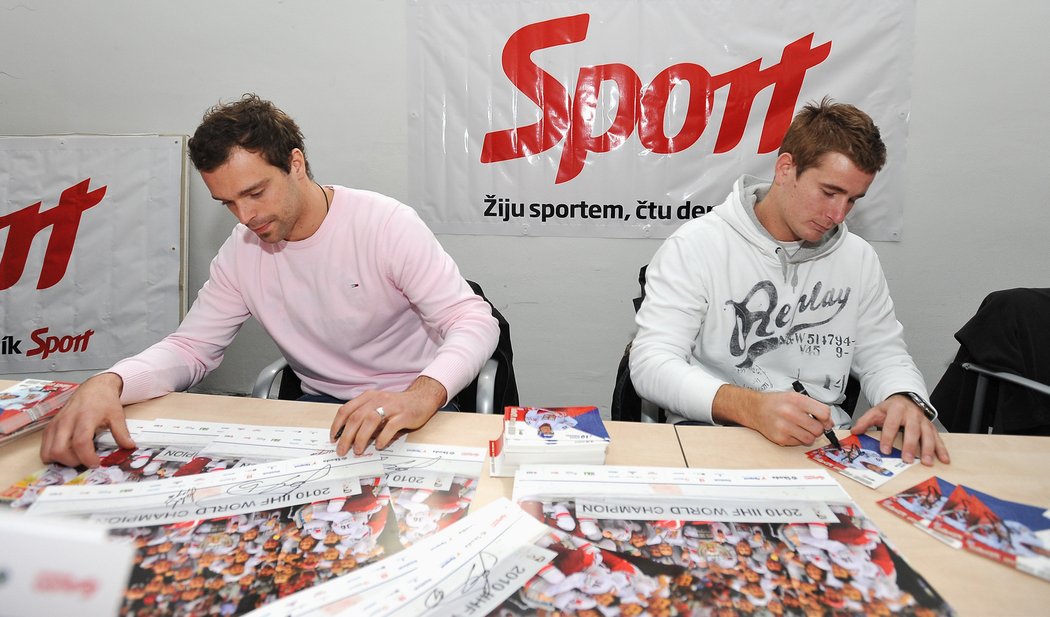 Jakub Klepiš (vlevo) s Romanem Červenkou se podepisují fanouškům