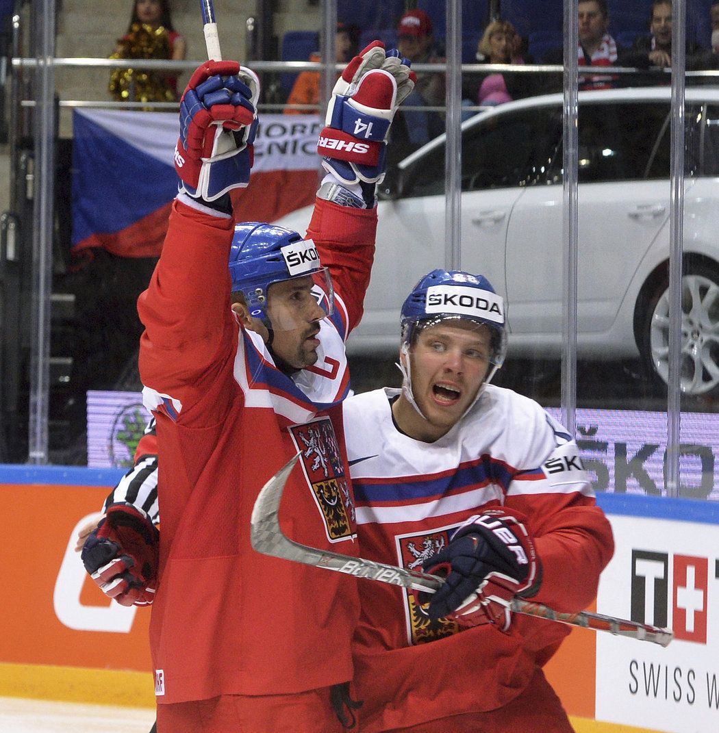 Kapitán české hokejové reprezentace Tomáš Plekanec slaví gól v síti Lotyšska se spoluhráčem Davidem Pastrňákem.