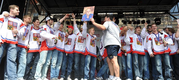 Hokejisté si vychutnávali přivítání fanoušků na Staroměstském náměstí