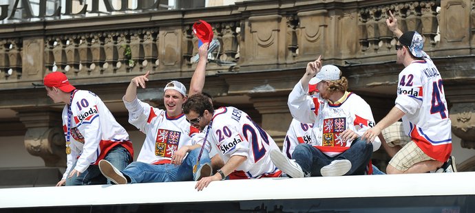Triumfální příjezd hokejistů na Staroměstské náměstí