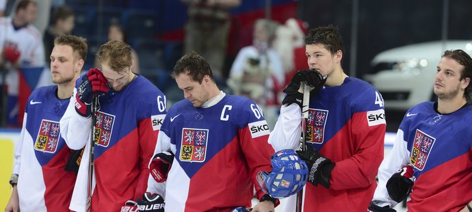 Zklamaní čeští hokejisté v čele s kapitánem Rolinkem.