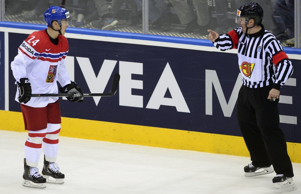 Jiří Hudler usedl v posledních vteřinách hry na trestnou lavici. S rozhodčím si to předtím vyříkal.