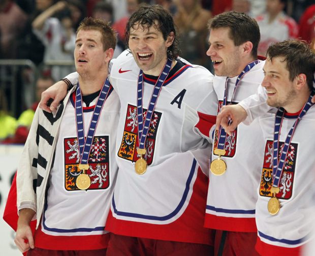 Roman Červenka, Jaromír Jágr, Petr Hubáček a Petr Koukal slaví titul mistrů světa Roman Červenka, Jaromír Jágr, Petr Hubáček a Petr Koukal slaví titul mistrů světa