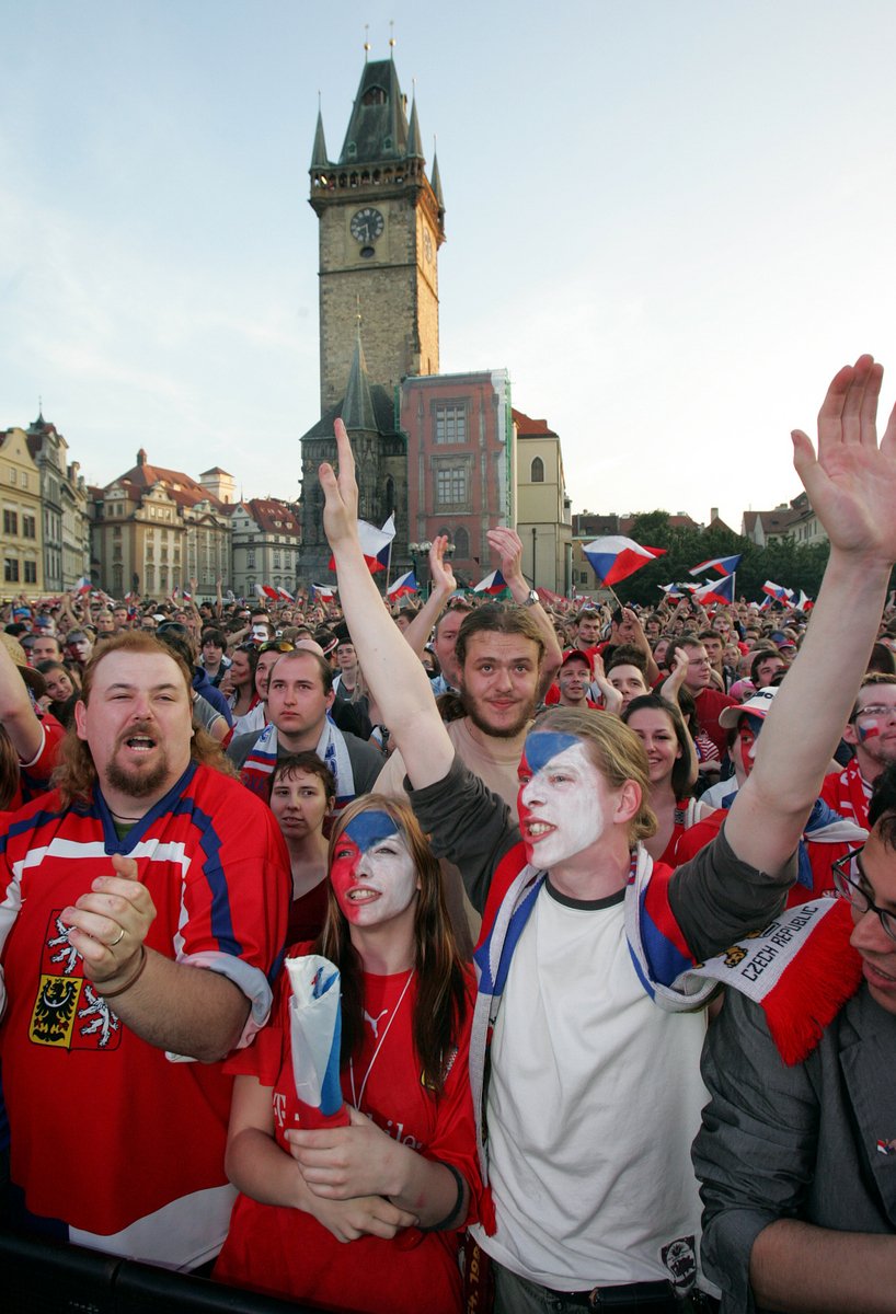 Fanoušci při finále na Staroměstském náměstí