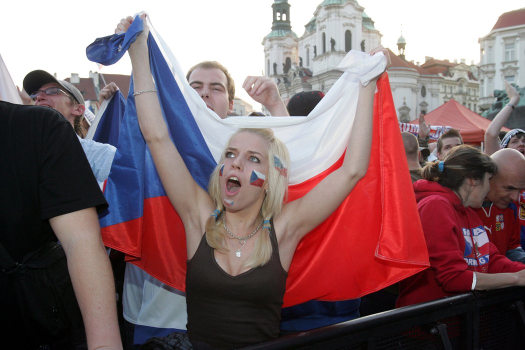 Fanoušci při finále na Staroměstském náměstí