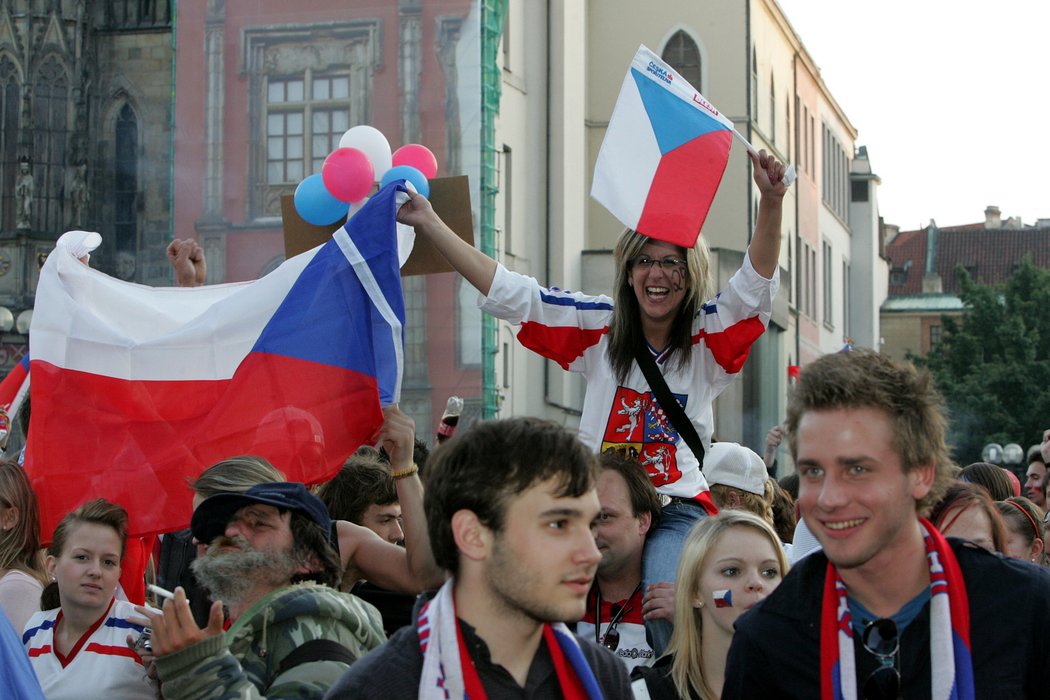 Fanoušci při finále na Staroměstském náměstí