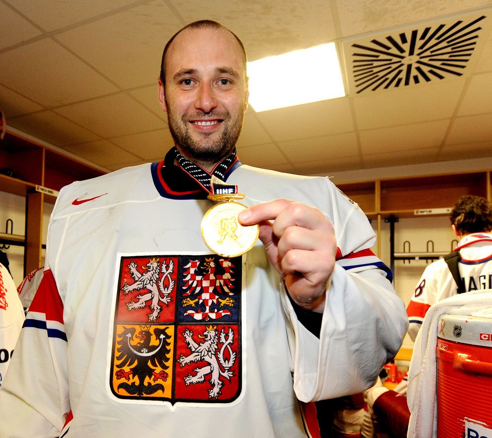 Tomáš Vokoun se po finále chlubí zlatou medailí, kterou poté na chvíli ztratil