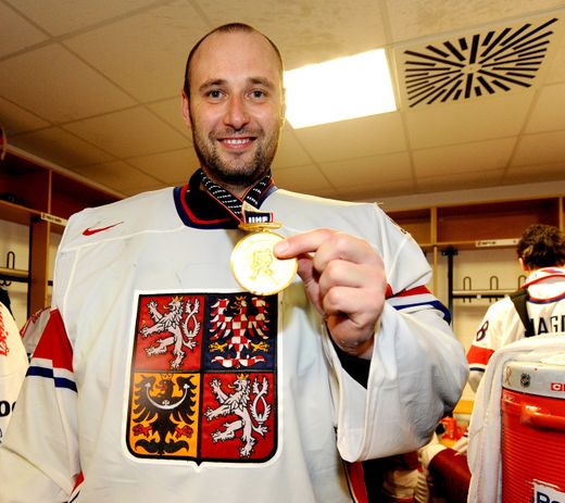 Tomáš Vokoun se po finále chlubí zlatou medailí, kterou poté na chvíli ztratil Tomáš Vokoun se po finále chlubí zlatou medailí, kterou poté na chvíli ztratil