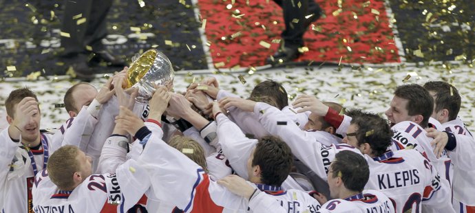 Čeští hokejisté se radují z titulu mistrů světa