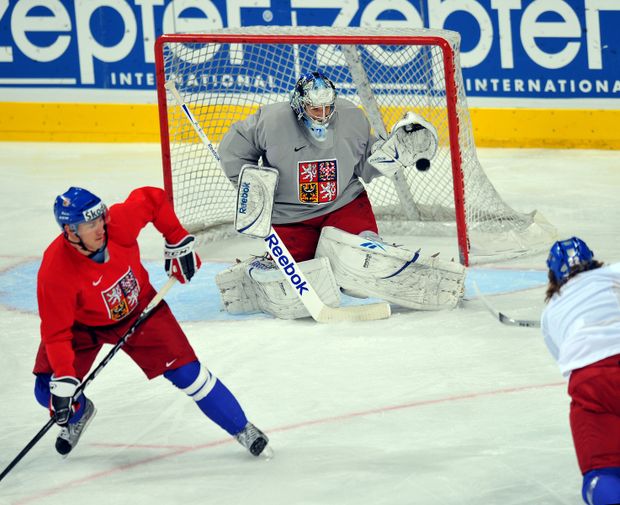 Jakub Štěpánek při tréninku na šampionátu kryje střelu Lukáše Kašpara (vpravo), vlevo Karel Rachůnek Jakub Štěpánek při tréninku na šampionátu kryje střelu Lukáše Kašpara (vpravo), vlevo Karel Rachůnek
