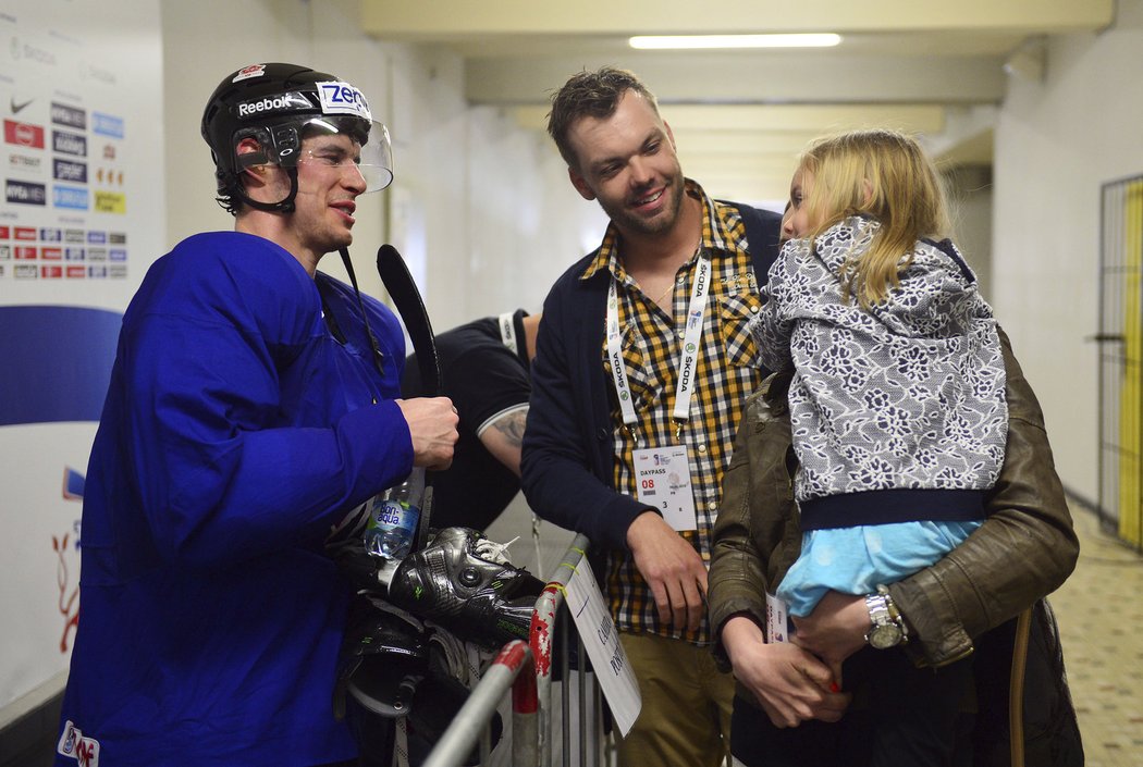 Crosby se pozdravil i s Hrdelovou manželkou a dcerou.
