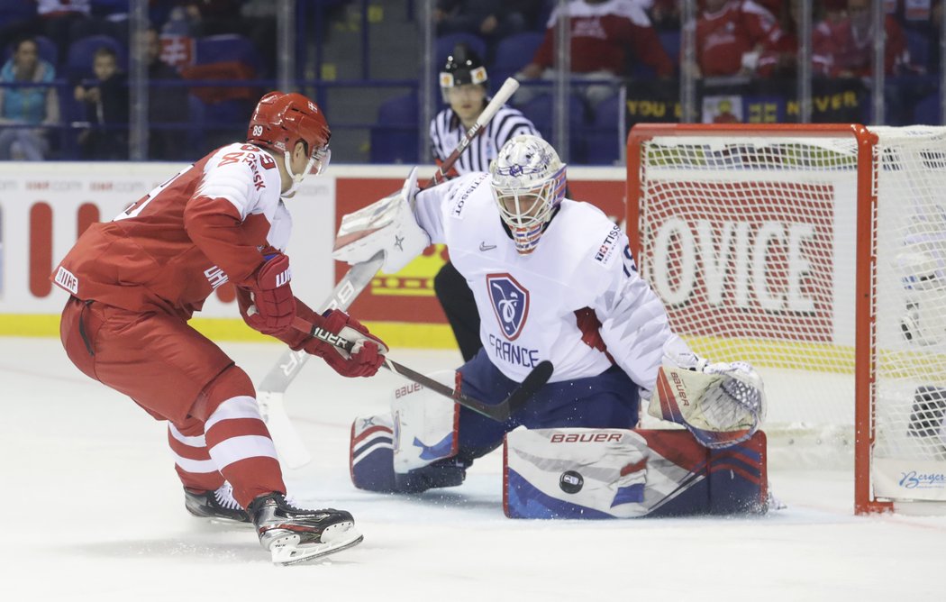 Hvězdný dánský útočník Mikkel Boedker nepřekonal Floriana Hardyho v bráně Francie