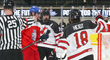 Kanadští hokejisté do 18 let slaví trefu proti české reprezentaci