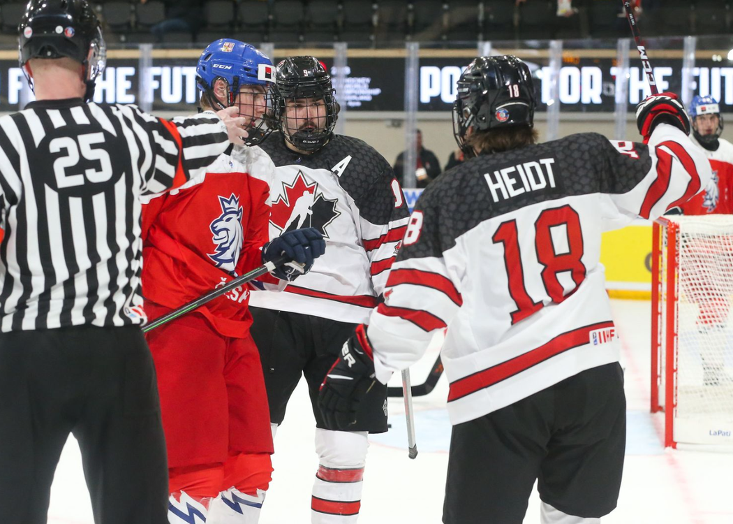 Kanadští hokejisté do 18 let slaví trefu proti české reprezentaci