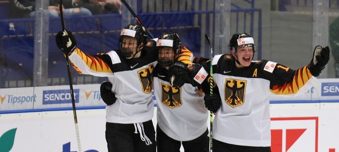 Němečtí hokejisté se radují ze vstřelené branky v zápase s Američany