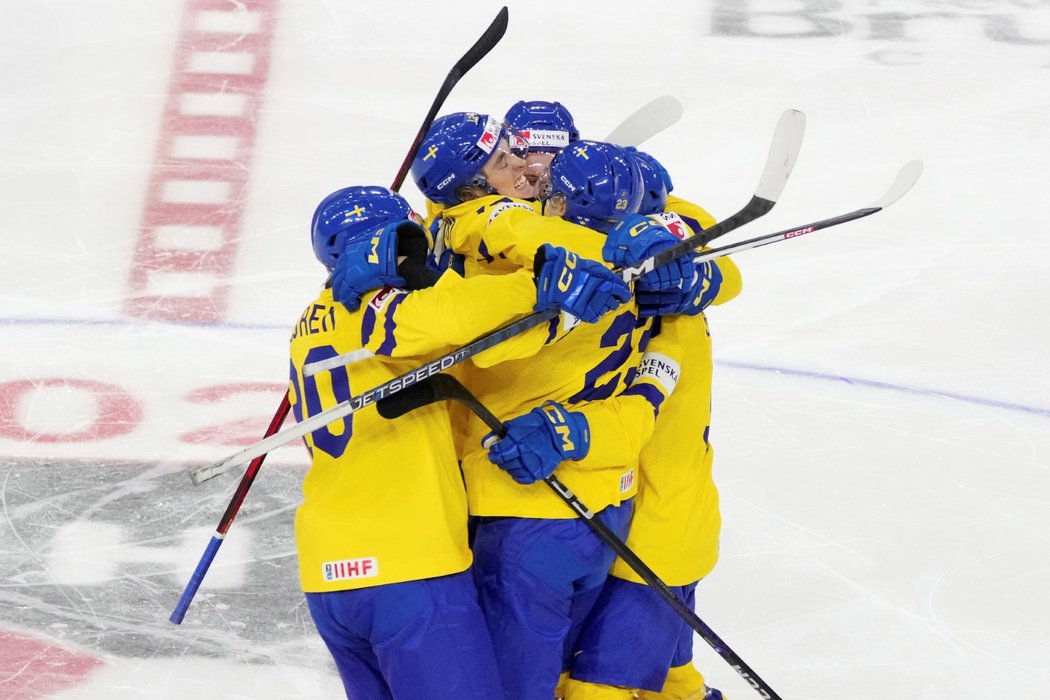 Švédové se radují z úvodního gólu semifinále proti Česku
