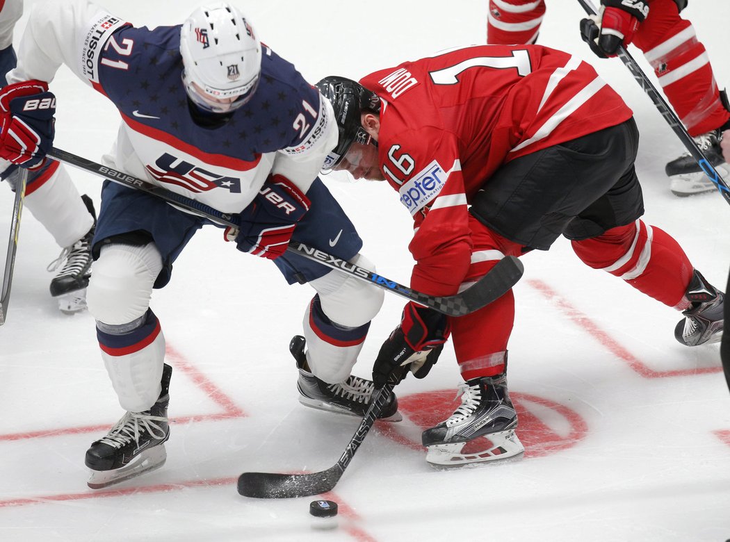 Dylan Larkin bojuje o puk s Maxem Domim