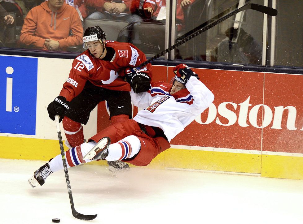 Čeští hokejisté si na mistrovství světa hráčů do 20 let v Kanadě připsali ve druhém vystoupení v základní skupině B druhou porážku. V Torontu podlehli stejně jako na úvod Švédům výsledkem 2:5 také Švýcarům a výrazně si zkomplikovali cestu do čtvrtfinále.