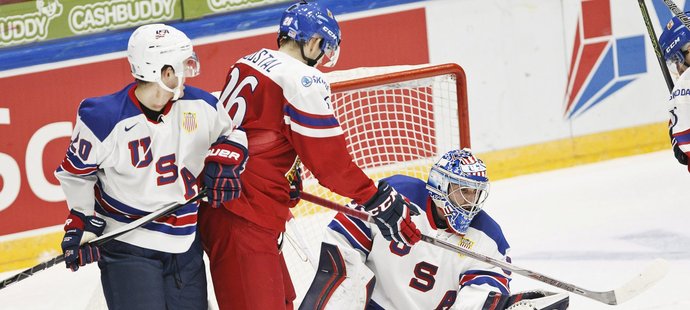 Český hokejista Tomáš Šoustal se snaží o zakončení před brankou USA ve čtvrtfinále MS hráčů do 20 let. V koncovce neuspěl, Češi utrpěli debakl.