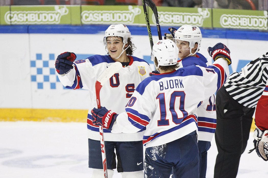 Hokejisté USA slaví. Proti české reprezentaci si ve čtvrtfinále MS hráčů do 20 let s chutí zastříleli.