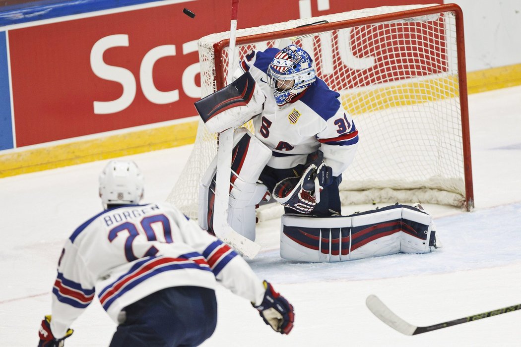 Gólman USA Alex Nedeljkovic zasahuje ve čtvrtfinále MS hráčů do 20 let. V duelu s Českou republikou během úvodních dvou třetin ani jednou neinkasoval.