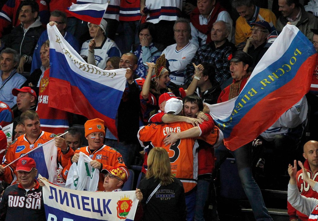Ruští fanoušci se radují z gólu ve finále proti Slovensku