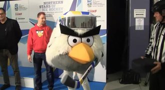 VIDEO: Maskot hokejového mistrovství má rád rybí prsty a rock
