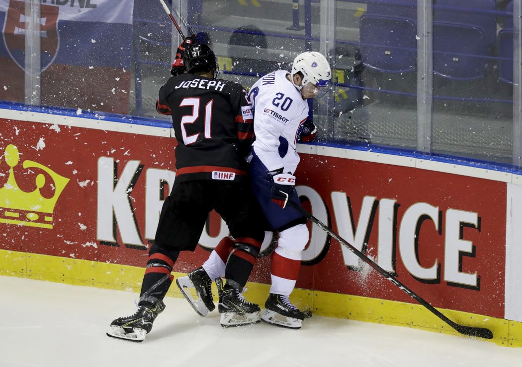 Mathieu Joseph přitlačil u mantinelu Eliota Berthona z Francie