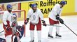 Radko Gudas, Jakub Voráček a Michael Frolík u brány Patrika Bartošáka