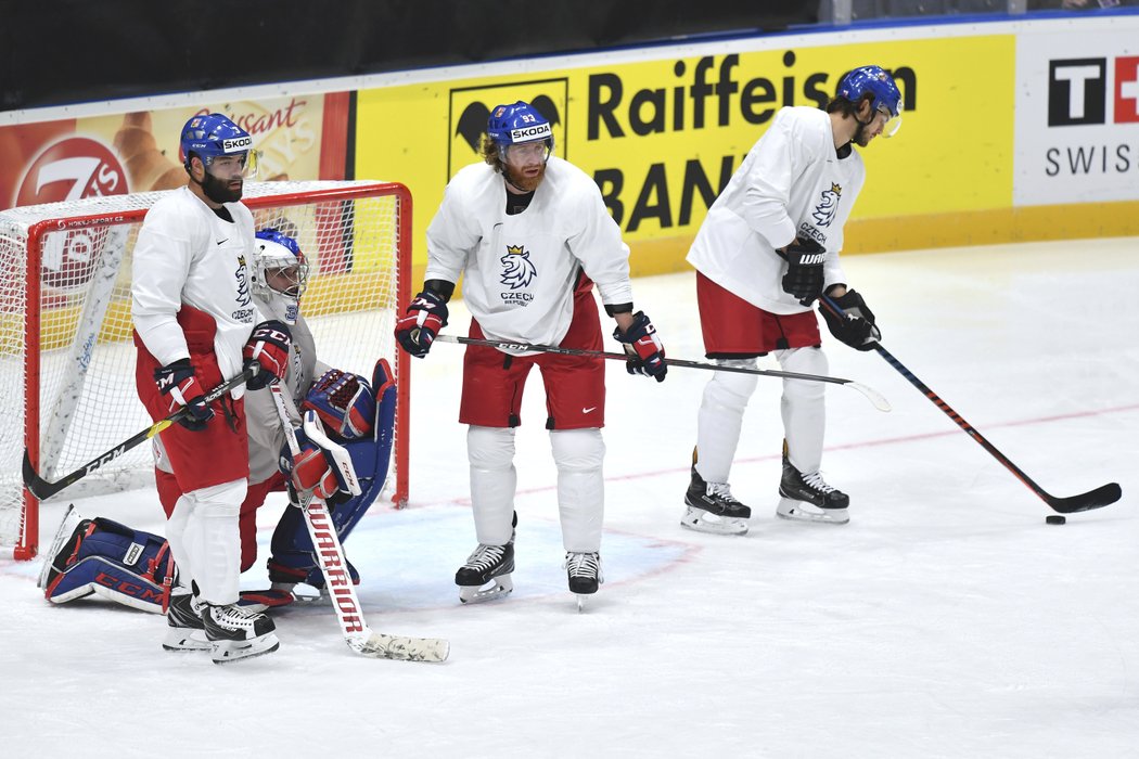 Radko Gudas, Jakub Voráček a Michael Frolík u brány Patrika Bartošáka