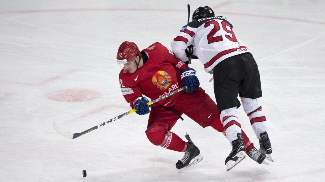 Roman Graborenko z Běloruska zjistil, že kromě střílení gólů umí Nathan MacKinnon také hrát do těla