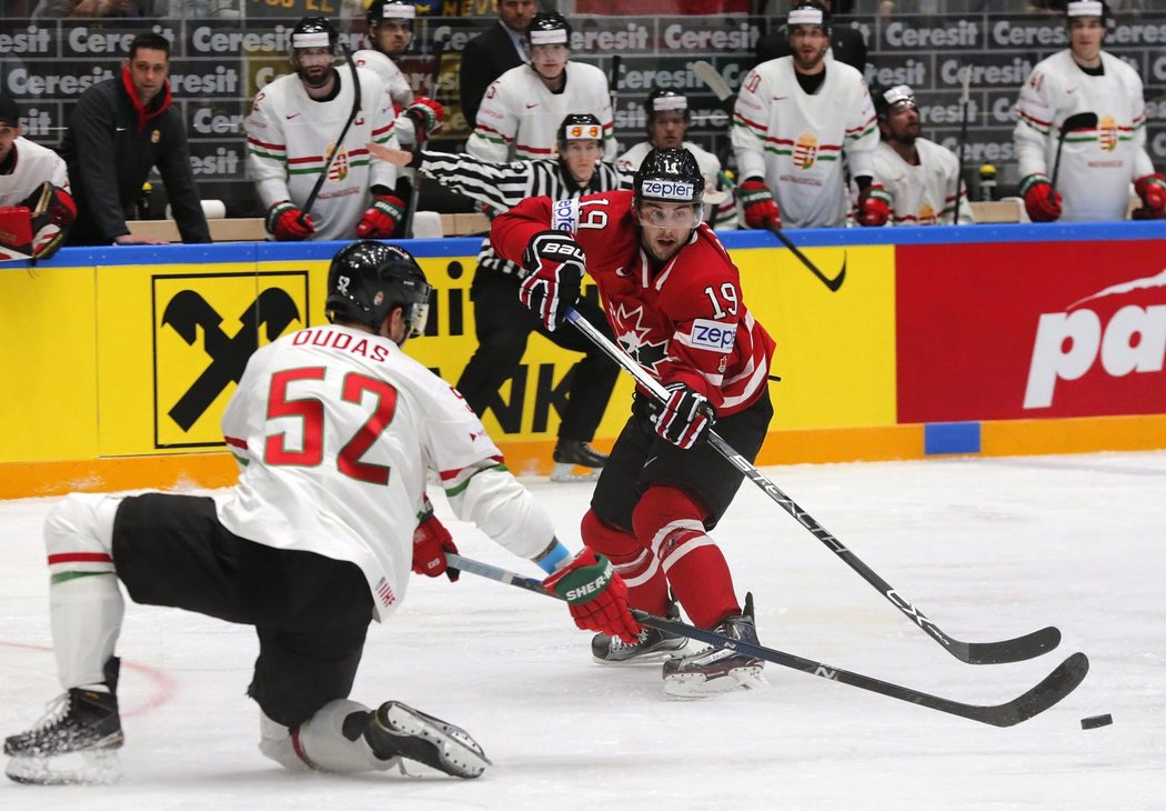 Derick Brassard pálí na branku Maďarska v zápase MS