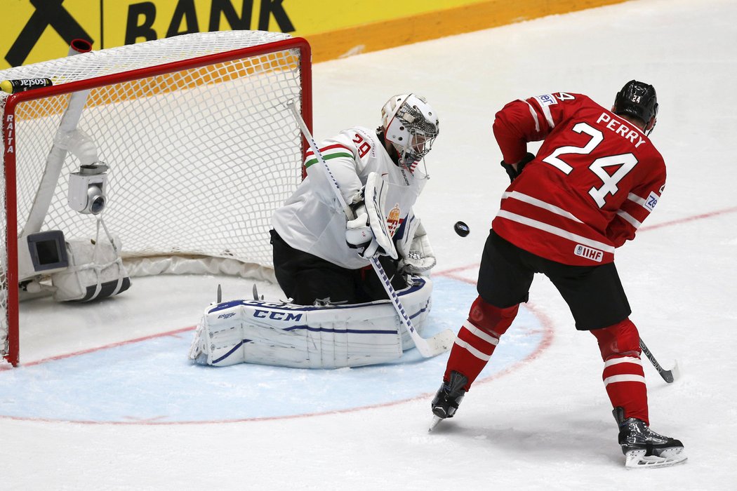 Maďarský brankář Zoltan Hetenyi byl pod neustálou palbou kanadských hokejistů