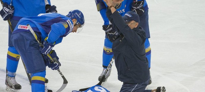 Kazašský hokejista Roman Starčenko na ledě po zákroku Treilleho