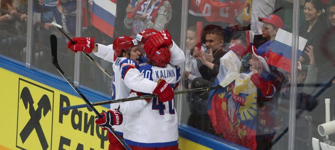 Hokejisté Ruska se radují ze vstřelené branky do sítě Kazachstánu