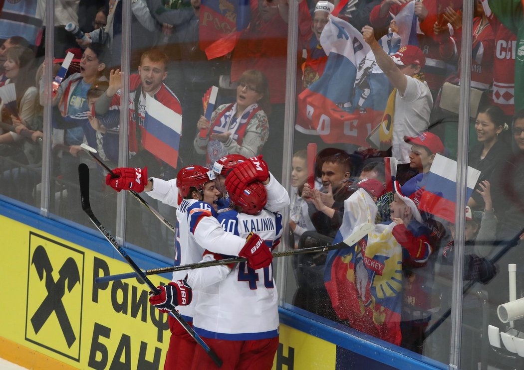 Hokejisté Ruska se radují ze vstřelené branky do sítě Kazachstánu