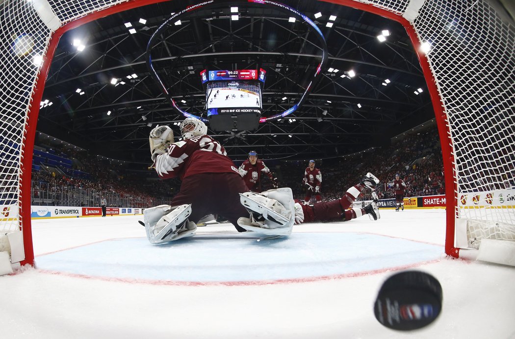 Kristers Gudlevskis právě inkasuje proti Rakousku