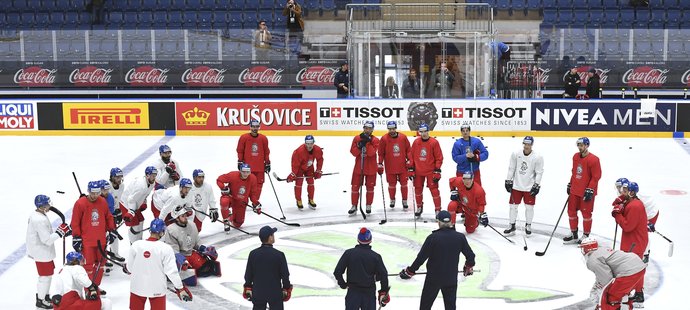 Trenér hokejové reprezentace Miloš Říha uděluje pokyny svým svěřencům na rozbruslení, které přecházelo úvodnímu utkání mistrovství světa se Švédskem