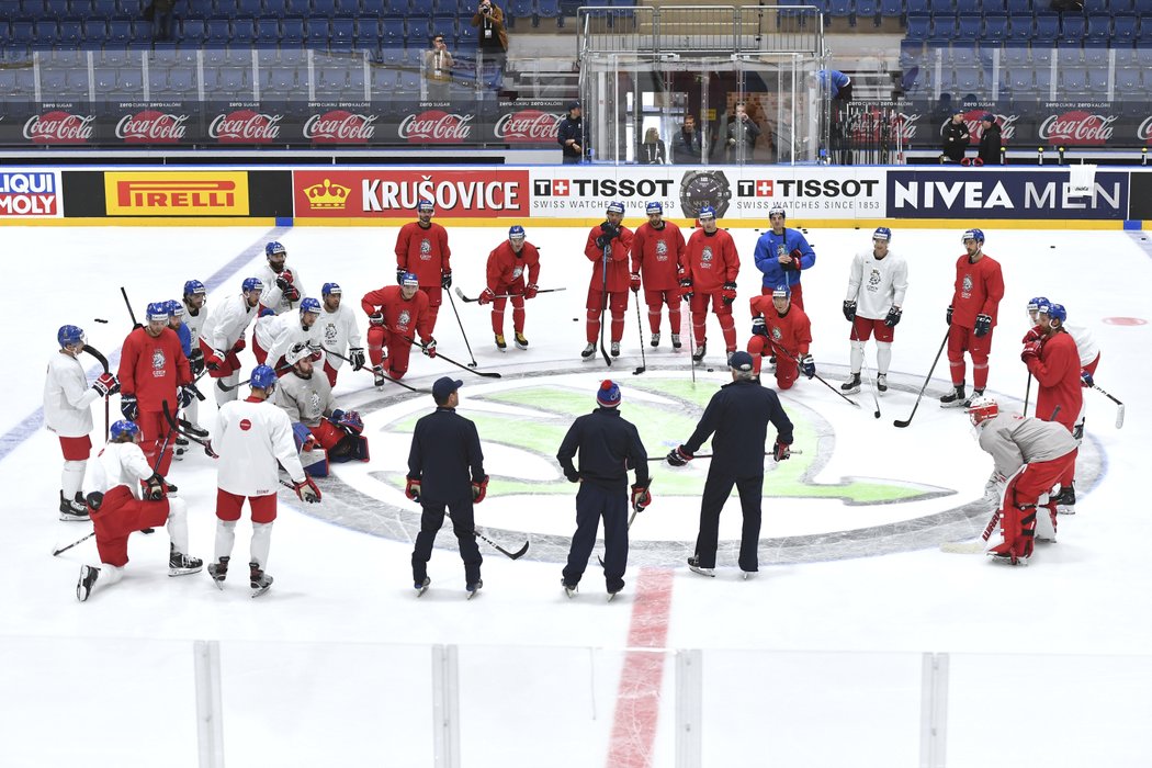 Trenér hokejové reprezentace Miloš Říha uděluje pokyny svým svěřencům na rozbruslení, které přecházelo úvodnímu utkání mistrovství světa se Švédskem